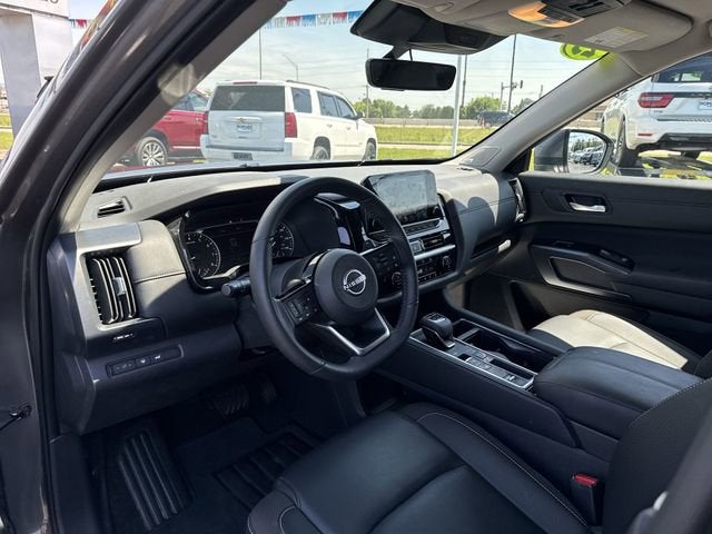 2025 Nissan Pathfinder SL
