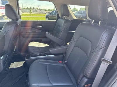 2025 Nissan Pathfinder SL