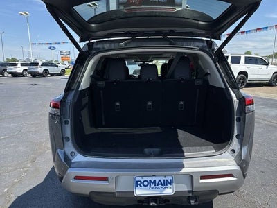 2025 Nissan Pathfinder SL