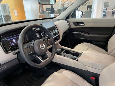 2025 Nissan Pathfinder SL