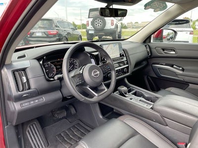 2025 Nissan Pathfinder SL