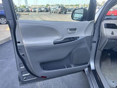 2012 Toyota Sienna LE 8 Passenger