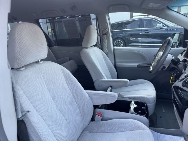 2012 Toyota Sienna LE 8 Passenger