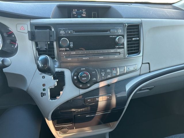 2011 Toyota Sienna SE 8 Passenger