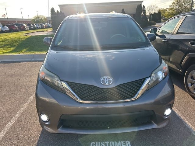 2011 Toyota Sienna SE 8 Passenger