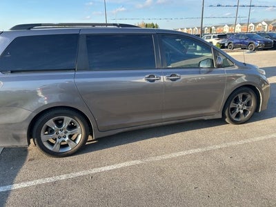 2011 Toyota Sienna SE 8 Passenger
