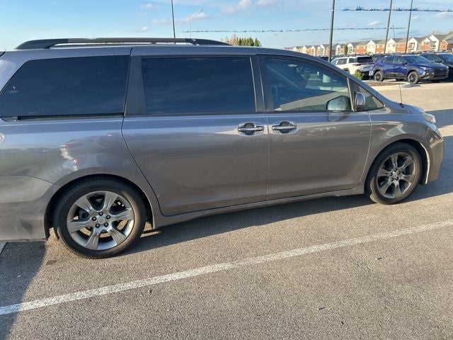 2011 Toyota Sienna SE 8 Passenger