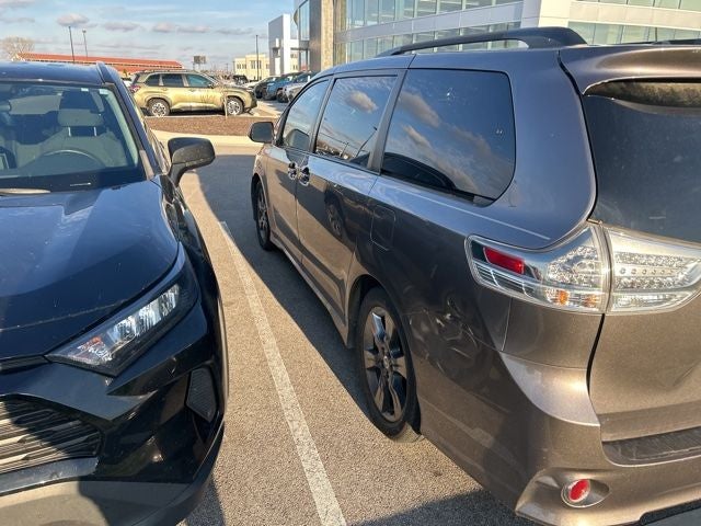 2011 Toyota Sienna SE 8 Passenger