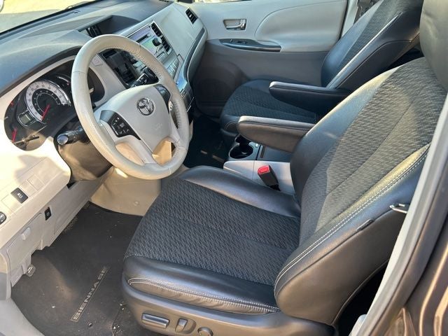 2011 Toyota Sienna SE 8 Passenger