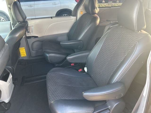 2011 Toyota Sienna SE 8 Passenger