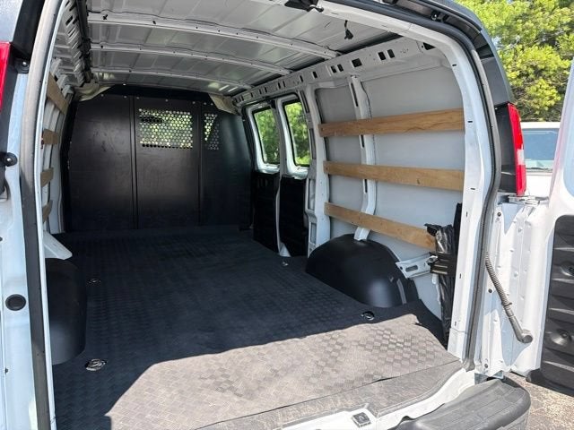 2025 Chevrolet Express Cargo WT